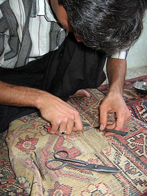 Iran - Isfahan - Reparatur eines Teppichs