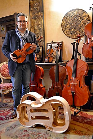 Italien - Cremona in der Lombardei - Erbe Amatis und Stradivaris: Giorgio Grisales in seinem Showroom