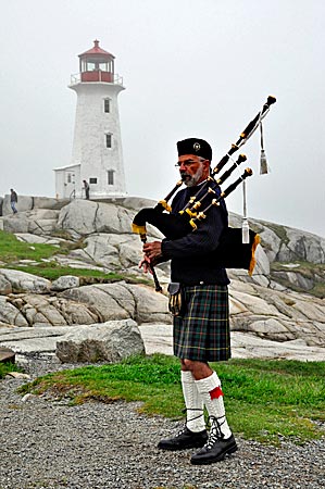 Kanada - Nova Scotia - Dudelsackspieler bei Peggy's Cove