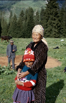 Kirgisien Tien-Shan alte Frau mit Enkel