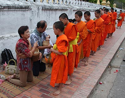 Laos - Luang Prabang - Der morgendliche Opfergang der Mönche