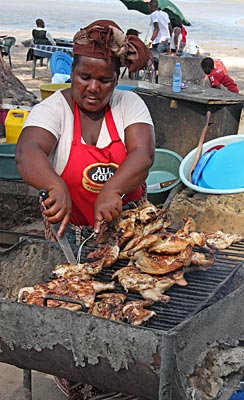 Mosambik - Maputo - Am Stadtstrand wird auch ans leibliche Wohl gedacht, besonders beliebt portugiesische Hähnchen Piri-Piri