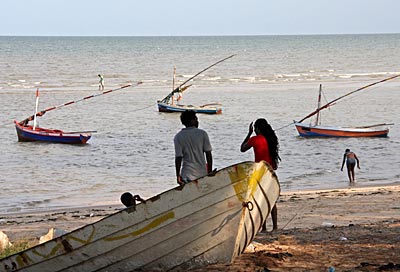 Mosambik - Fischerboote am Strand „Die Marginal“ von Maputo