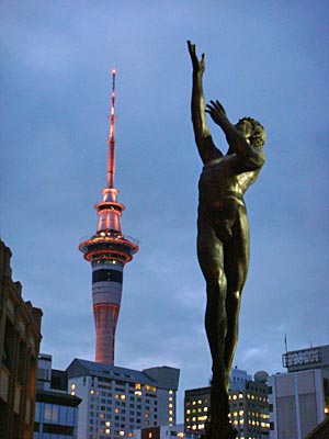 Neuseeland - Auckland - Aspiration Skulptur mit dem Sky Tower