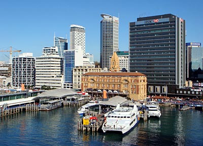 Neuseeland - Auckland - knallig-ockergelbes historisches Hafengebäude