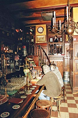 Amsterdam - Eher Kneipe als Café: Seit dem späten 18. Jahrhundert schmeckt das Bier im Café ’t Smalle