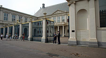 Niederlande - Den Haag - Diplomatische Pferdeäpfel (rechts unten) vor dem Königlichen Palast Noordeinde