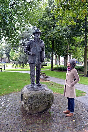 Niederlande - Nord-Brabant - So muss van Gogh über Wege und Felder gewandert sein: Statue im Stadtpark von Nuenen