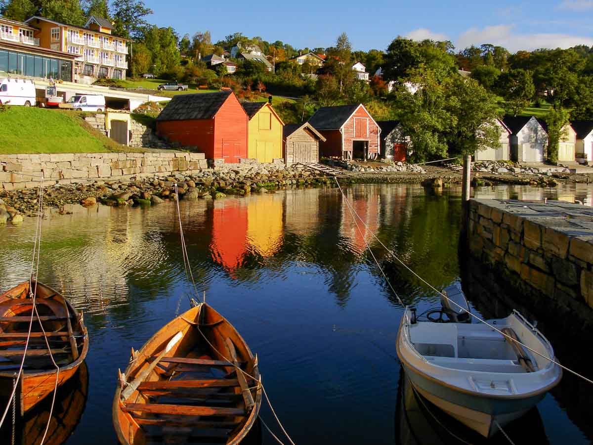 Bootshäuser am Björnefjord, Norwegen