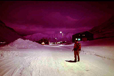 Norwegen Spitzbergen verschneite Straße