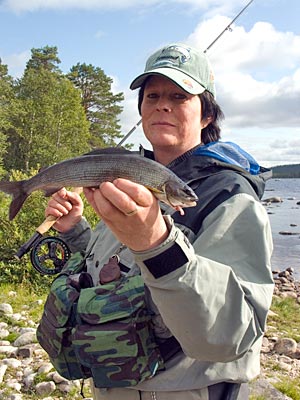 Norwegen - Fliegenfischen - Torill Kolbu mit Äsche