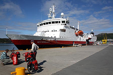 Norwegen - Lofoten - Hurtigruten-Schiff