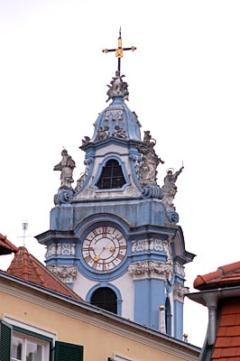 Österreich - nördliche Wachau - Der blaue Turm der Stiftskirche: Dieses architektonische Symbol der Wachau überragt alle Gebäude in den Gassen von Dürnstein