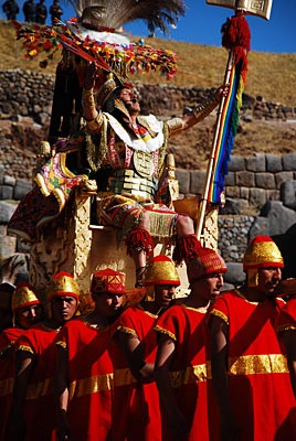 Peru - Inti Raymi Fest - Inkakönig mit Trägern