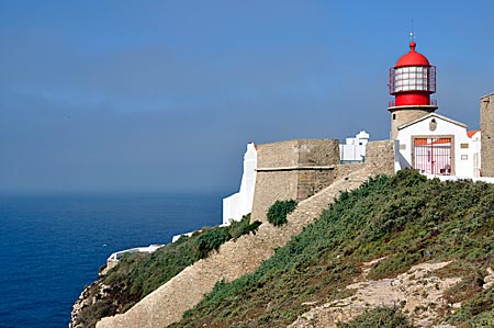Leuchtturm am Cabo de São Vicente, dem südwestlichsten Punkt Europas. Hier beginnt oder endet die Rota Vicentina, der Fernwanderweg, der durch den gleichnamigen Naturpark im Westen von Algarve und Alentejo führt