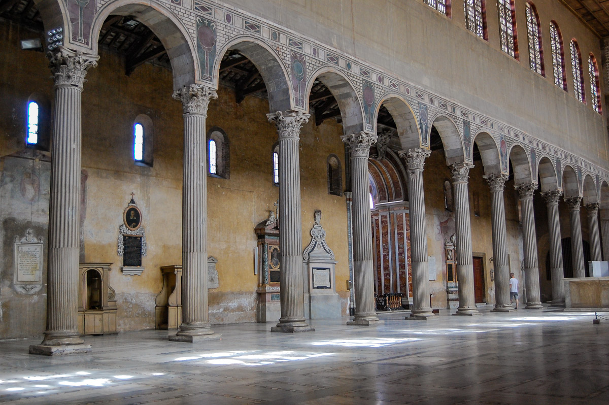 Rom: Santa Sabina - Antike Marmorsäulen zwischen Haupt- und Seitenschiff