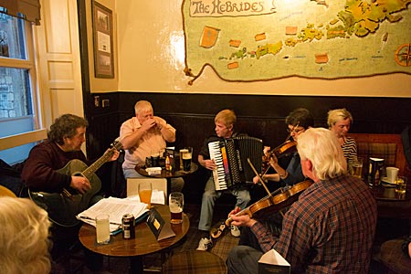 Schottland - Kneipe The Hebrides in Edinburgh, traditionelle spontane schottische Musiksession celidh