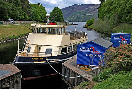 Schottland - Highlands - Mit diesem Schiff geht es von Fort Augustus aus zur Nessie-Suche auf das Loch