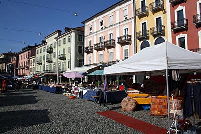 Schweiz - Tessin - Markt auf der Piazza Grande in Locarno