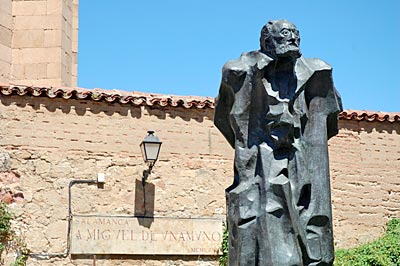 Spanien - Staue von Miguel de Unamuno, Schriftsteller, Philosoph und berühmter Rektor der Universität Anfang des 20. Jahrhunderts