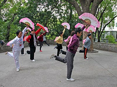 China - Macau - Frauengruppe beim Tai Chi im Luis de Camöes Garten