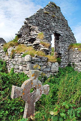 Irland - Connemara - Ruine Ruine eines mittelalterlichen Klosters mit einem keltischen Grabkreuz