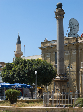 In der Hauptstadt Nicosia (Lefkosa): Atatürk Platz mit venezianischer Granitsäule