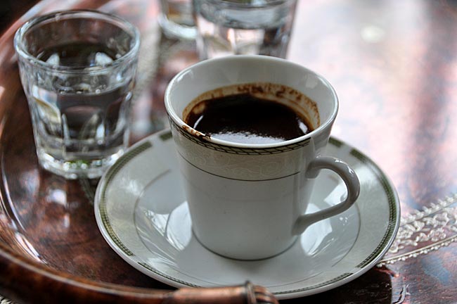 Türkischer Kaffee mit Raki, in Elbasan am Fluss Shkmbin, Albanien