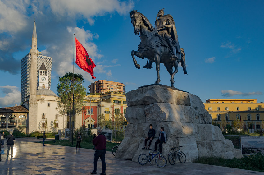 Skanderbeg-Denkmal am Skanderbeg-Platz in Tirana