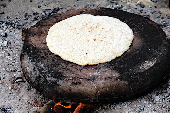 Albanien - Maismehlfladen auf dem Feuer