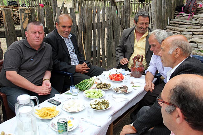 Nordalbanien - Treffen im Dorf Brisa