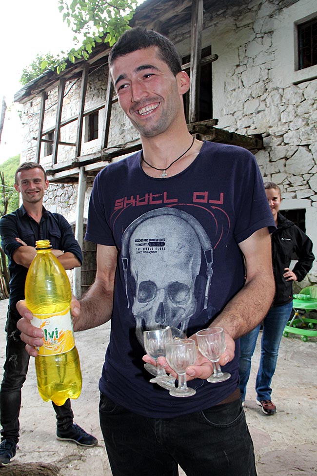 Nordalbanien - selbstgebrannter Raki wird ausgeschänkt