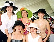 Australien / Damen mit Hüten