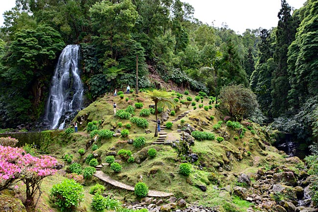Azoren - Insel Sao Miguel - Picknickplatz, alte Mühlen und ein kleines Museum im Bachtal Ribeirinha dos Caldeirões mit dem Wasserfall Salto da Farinha