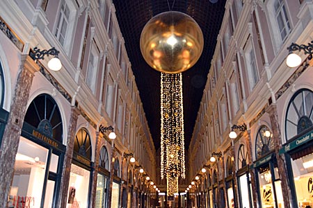 Belgien - Brüssel - dezent weihnachtlich strahlende Passage Saint-Hubert