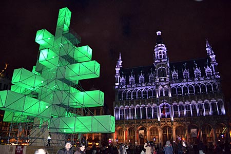 Belgien - Brüssel - Es grünt so grün . . .: Der Designertannenbaum vor dem Maison du Roi, dem Stadtmuseum an der Grand’ Place