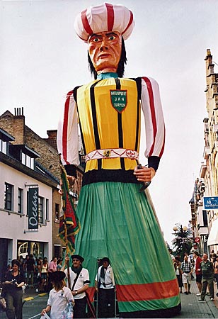 Belgische Küste - Größter Riese Europas: Der zehneinhalb Meter hohe Jan Turpijn wird jedes Jahr im Juli durch die Straßen Nieuwpoorts getragen