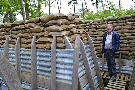 Belgien - „Ist doch schön hier“, Jürgen Deleye in einem rekonstruierten Schützengraben am Museum Passchendaele