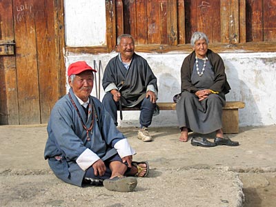 Bhutan Pause vor dem Haus