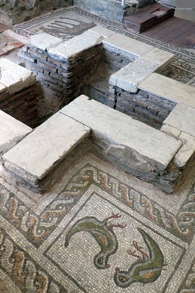 Bulgarien - Plovdiv Kleine Basilika römisches Fußbodenmosaik Taufbecken Tauben