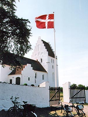 Dänemark - Mön - Landmarke im Meer der Felder: die Elmelunde Kirche im Zentrum der Insel