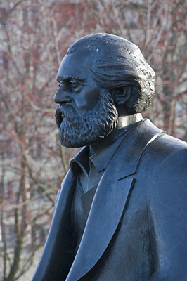 Berlin: Bronzeplastik Karl Marx