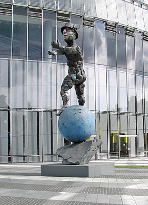 Bonn - Der Götterbote, von Markus Lüpertz geschaffen, steht vor dem Post Tower