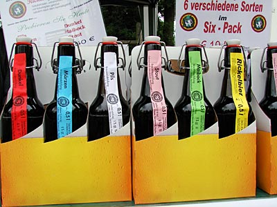 Markenzeichen der Ricklinger Landbrauerei sind die schmalen, vertikal aufgeklebten Etiketten
