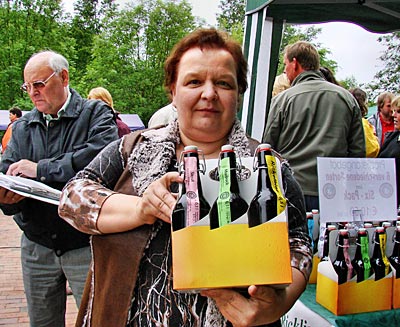 Kerstin Lämmer präsentiert stolz die Biere ihrer Landhausbrauerei