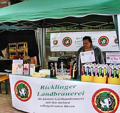 Auf dem Brauereitag im Freilichtmuseum Kiekeberg bietet die Ricklinger Landbrauerei ihr Bier zum Verkosten an