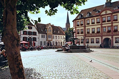 Pfalz - Hier legt man gerne eine Pause ein: Marktplatz in Neustadt an der Weinstraße