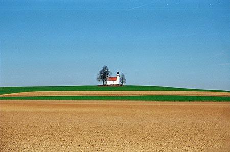 Stille Hallertau: Blick über die Felder zur Kapelle von Leitenhausen