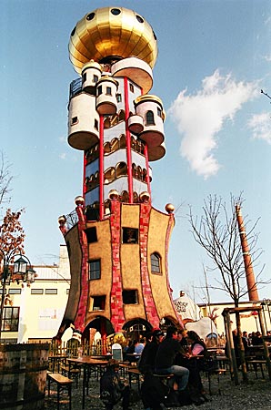 Hingucker in der stillen Hallertau: Nach Plänen Friedensreich Hundertwassers entworfener Aussichtsturm einer Brauerei in Abensberg