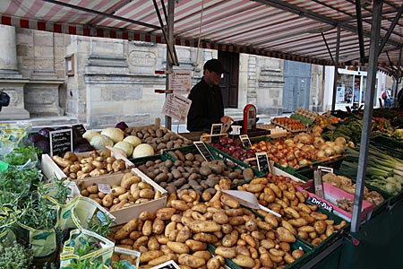Gemüsestand auf dem Wochenmarkt mit Kartoffeln